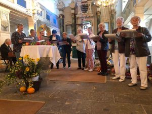 Gemeindechor im Altarraum der Kirche Sundhausen