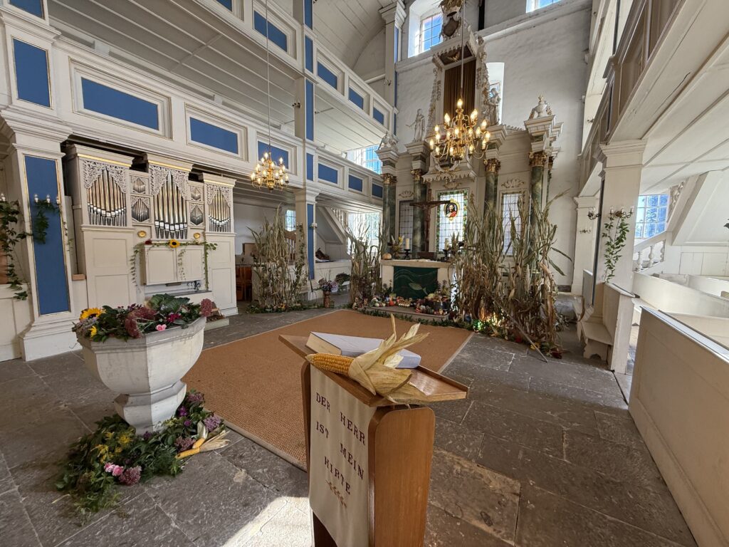 Mit Erntegaben geschmückter Altarraum der St. Nikolai Kirche Sundhausen